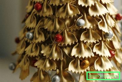 Making a Christmas tree from pasta